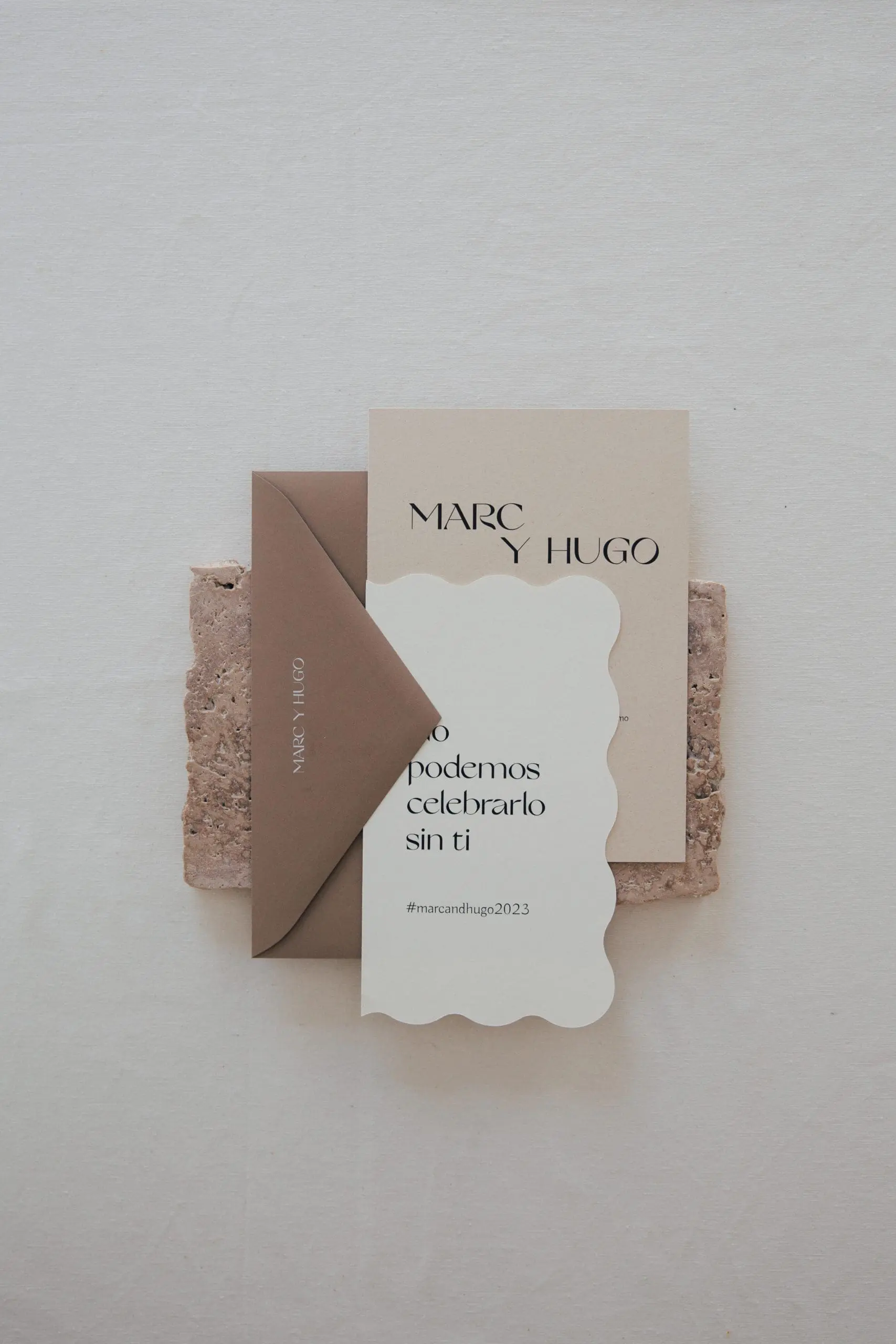 Colección completa 'sand' de papelería de boda de Bouclé Weddings, con diseño único y estética cuidada.