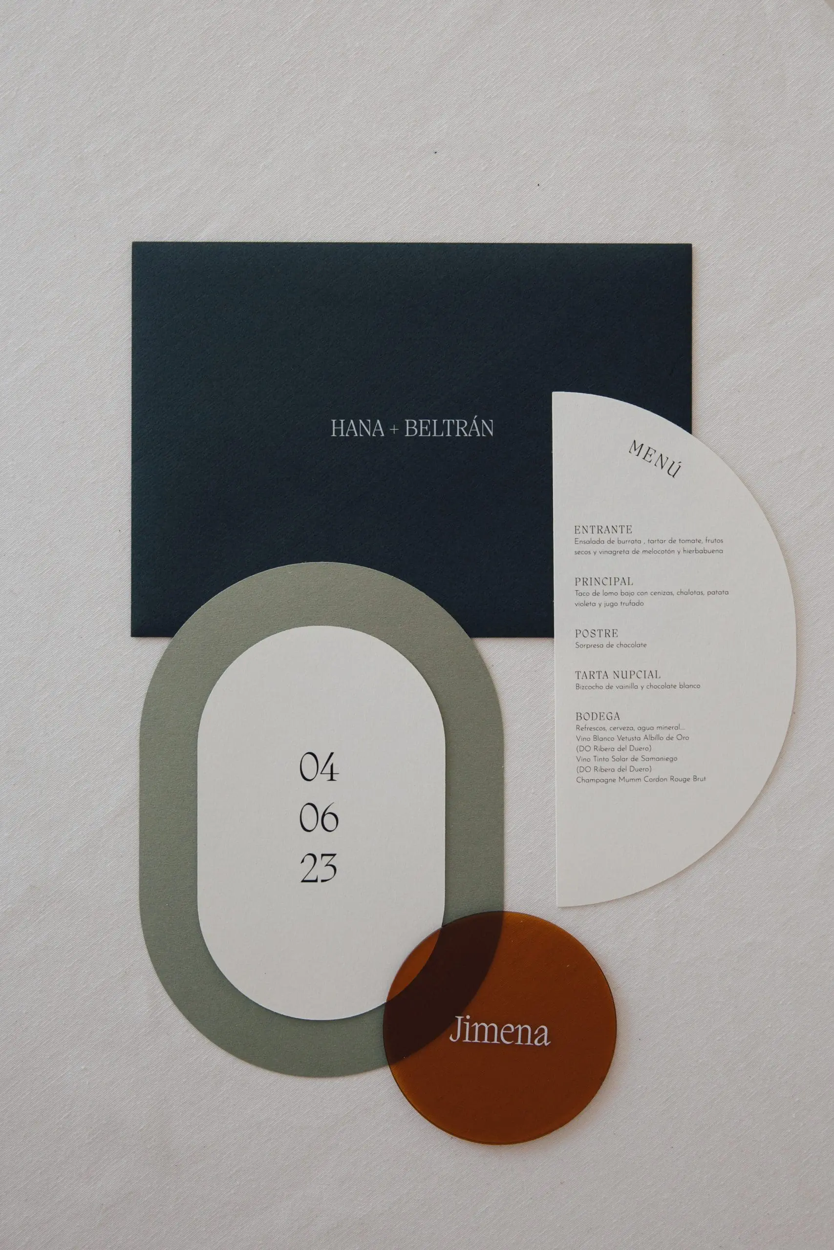 Colección Olivine de papelería de boda con diseño único, incluyendo minuta de metacrilato, por Bouclé Weddings, wedding planner en Valencia, España.