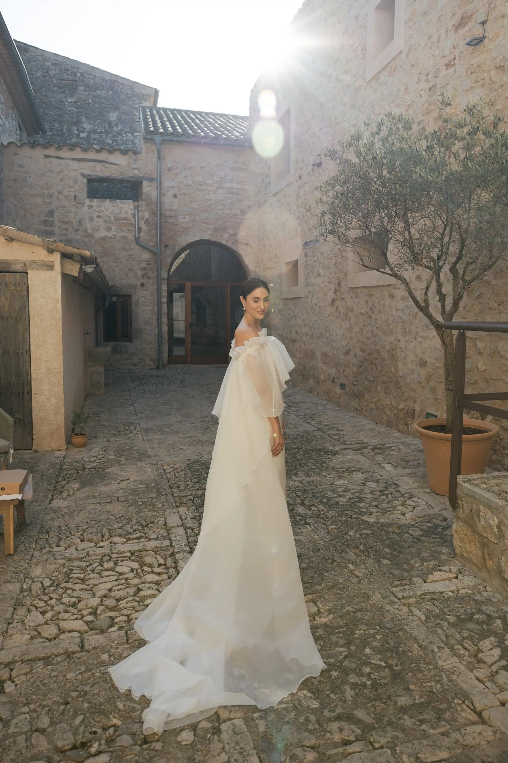 Novia de Bouclé Weddings posando en Finca Morneta, Mallorca