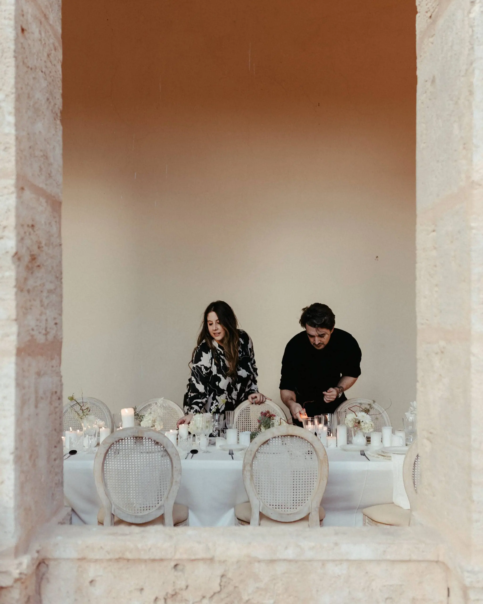 Wedding planners de Bouclé Weddings decoran una elegante mesa de bodas, mostrando su arte y talento.