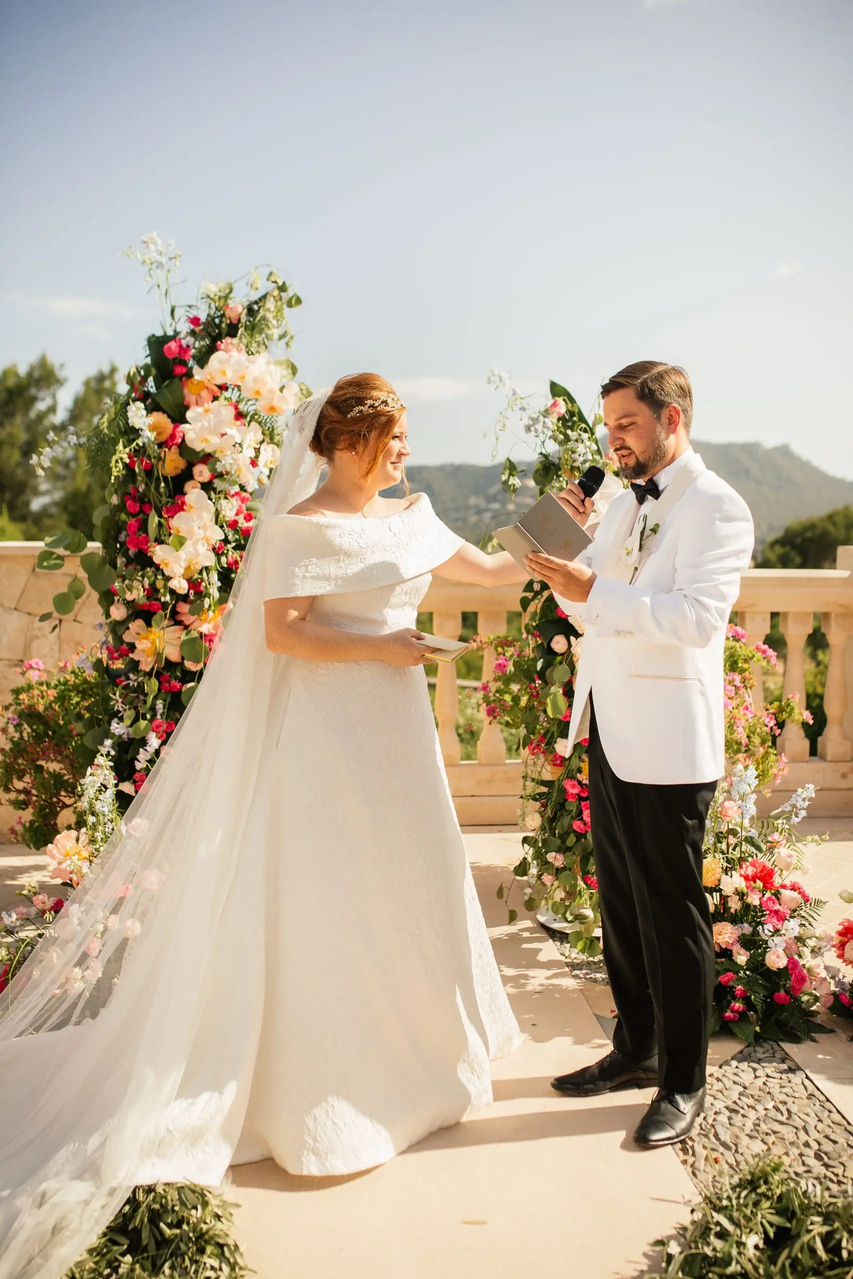 Pareja de novios en Mallorca entregándose los anillos. Una boda organizada por Bouclé Weddings