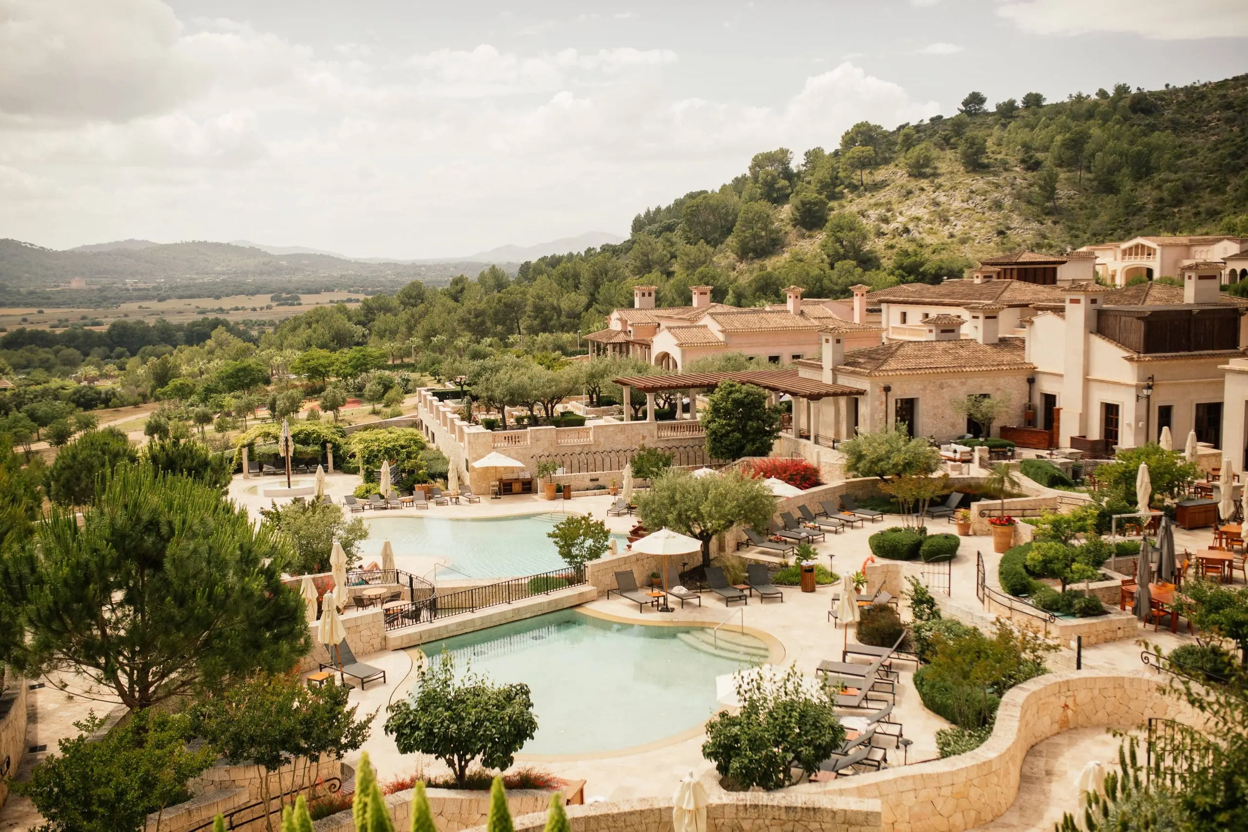 Vista del Hotel Cap Vermell en la sierra de Mallorca, escenario del enlace de Stephanie y Mau.
