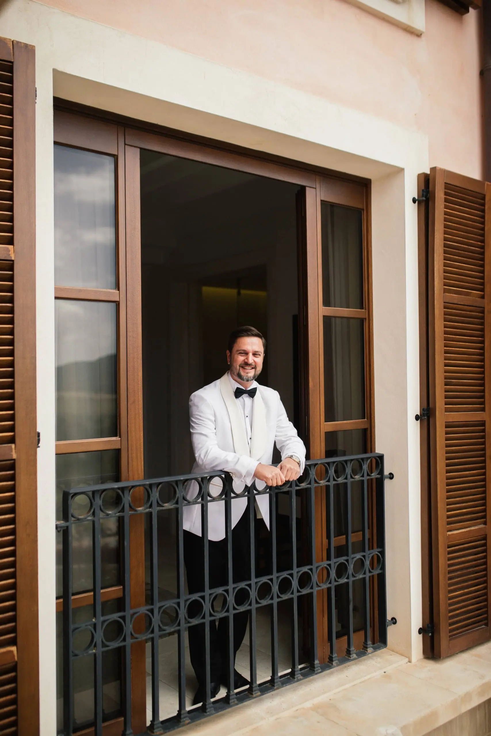 Mauricio en la Ventana: Preparativos Nupciales en Mallorca