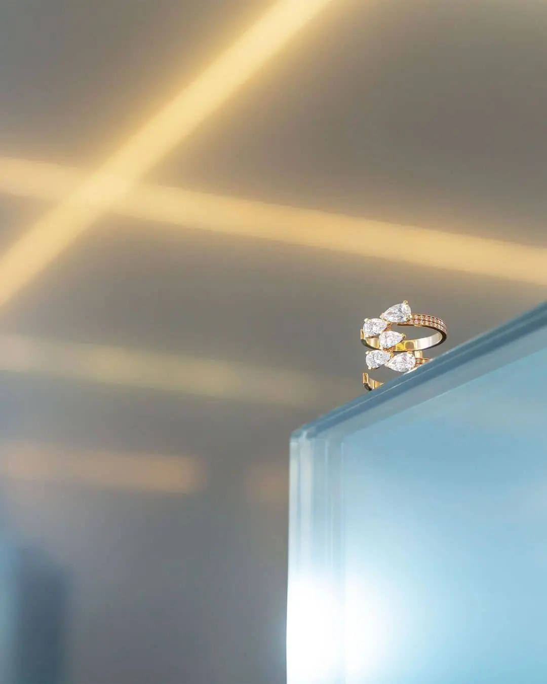 Anillo abierto de compromiso de Repossi en imagen que juega con las luces