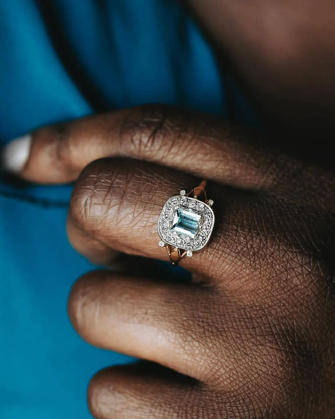 Mano con anillo de compromiso vintage de Urbieta Antique, última tendencía de anillos de compromiso para 2025