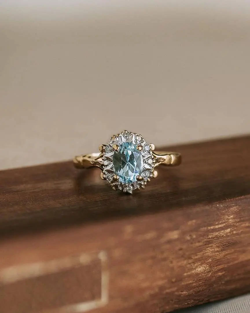 Anillo de compromiso vintage sobre mesa de madera de Urbieta Antique