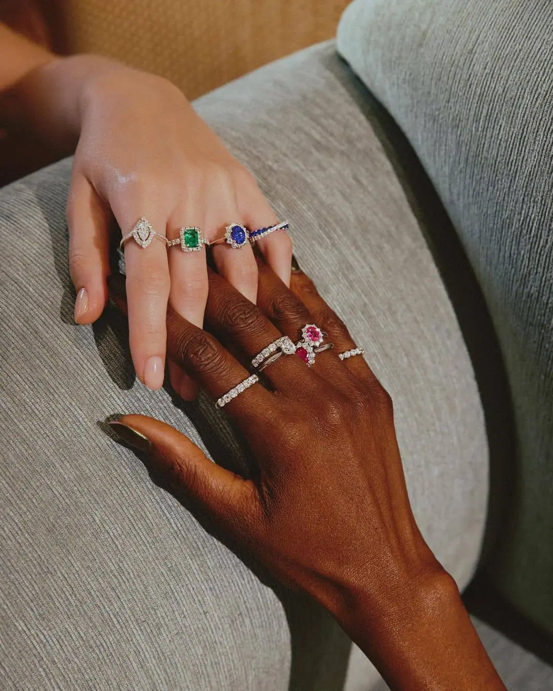 Manos entrelazadas luciendo diferentes anillos de compromiso de Suárez, última tendencía de anillos de compromiso para 2025