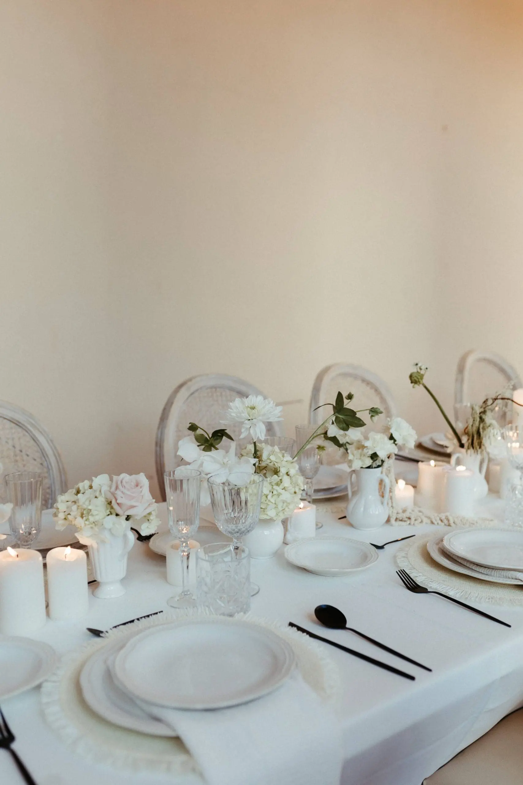 Mesa de boda en Cartuja de Ara Christi, Valencia, decorada con arreglos florales sutiles y elegantes por Bouclé Weddings.