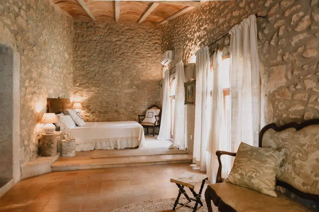 Suite de novios en Finca Son Sampol, con encanto de paredes de piedra.
