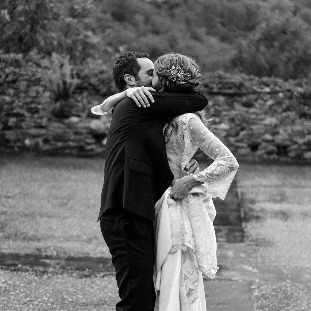 Novios abrazándose fuertemente, en un momento de pura emoción tras intercambiar sus votos matrimoniales.