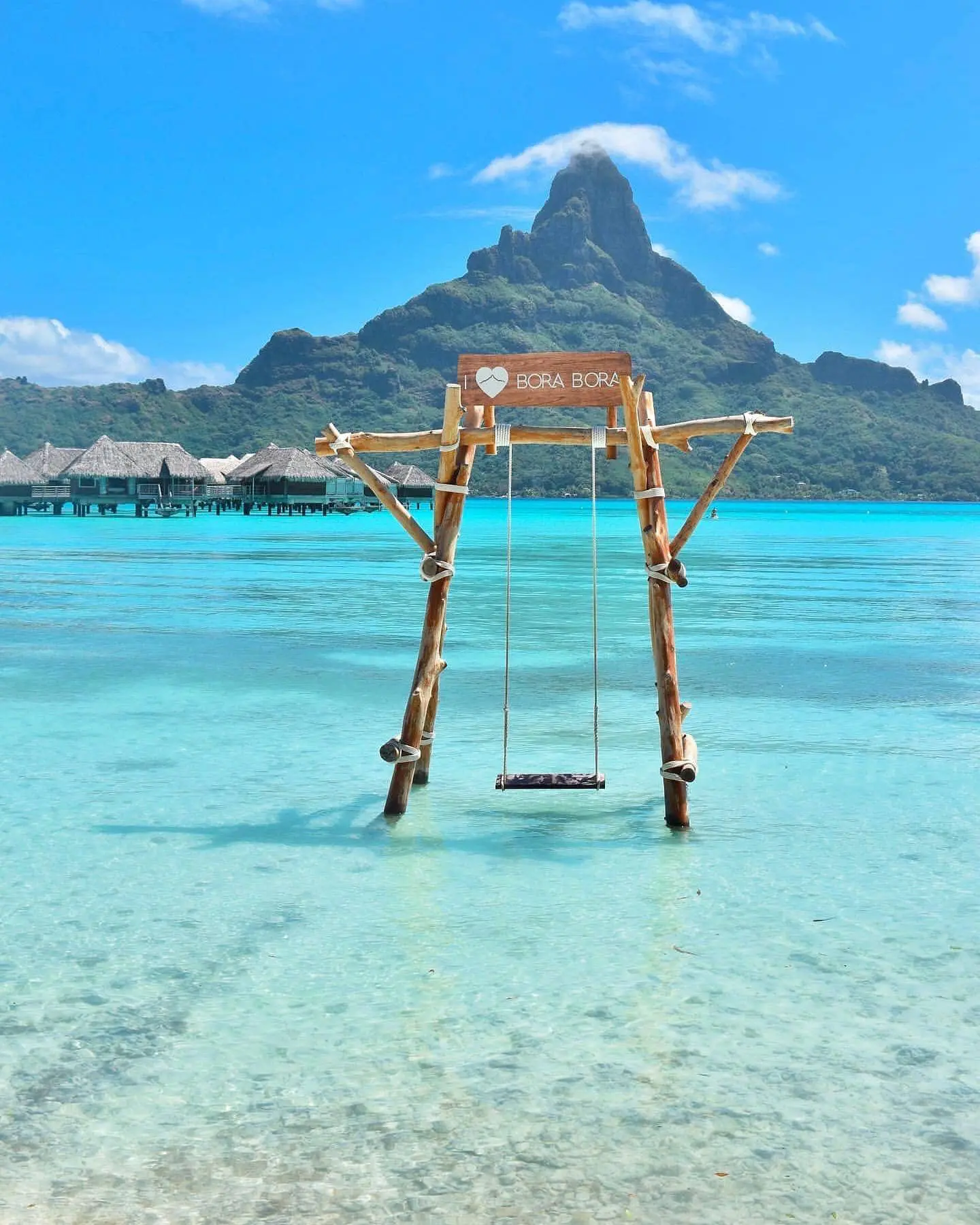 Columpio de madera en la orilla del mar en Bora Bora durante la luna de miel