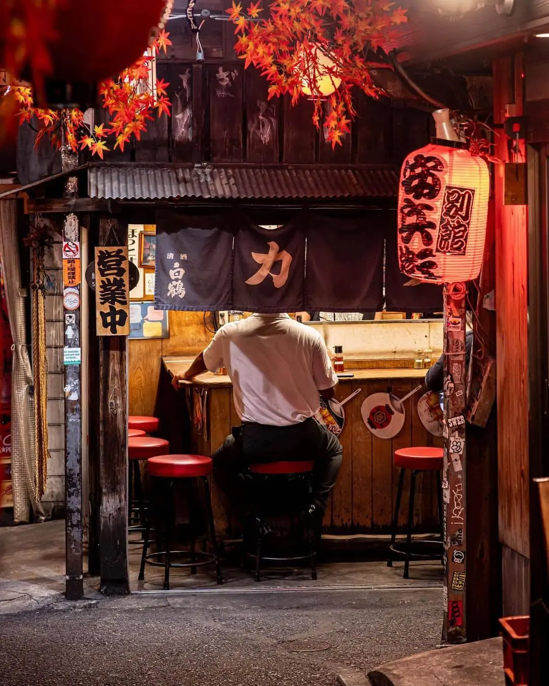 Hombre disfrutando de ramen en un puesto tradicional en Tokio durante su luna de miel