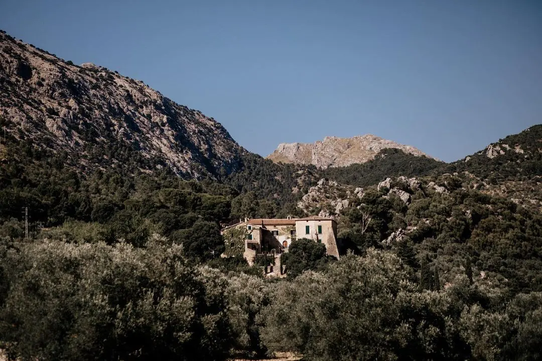 Vista aérea de Finca Comasema en Mallorca, un punto entre exuberante vegetación. Esta es una de las mejores fincas para bodas en Mallorca.
