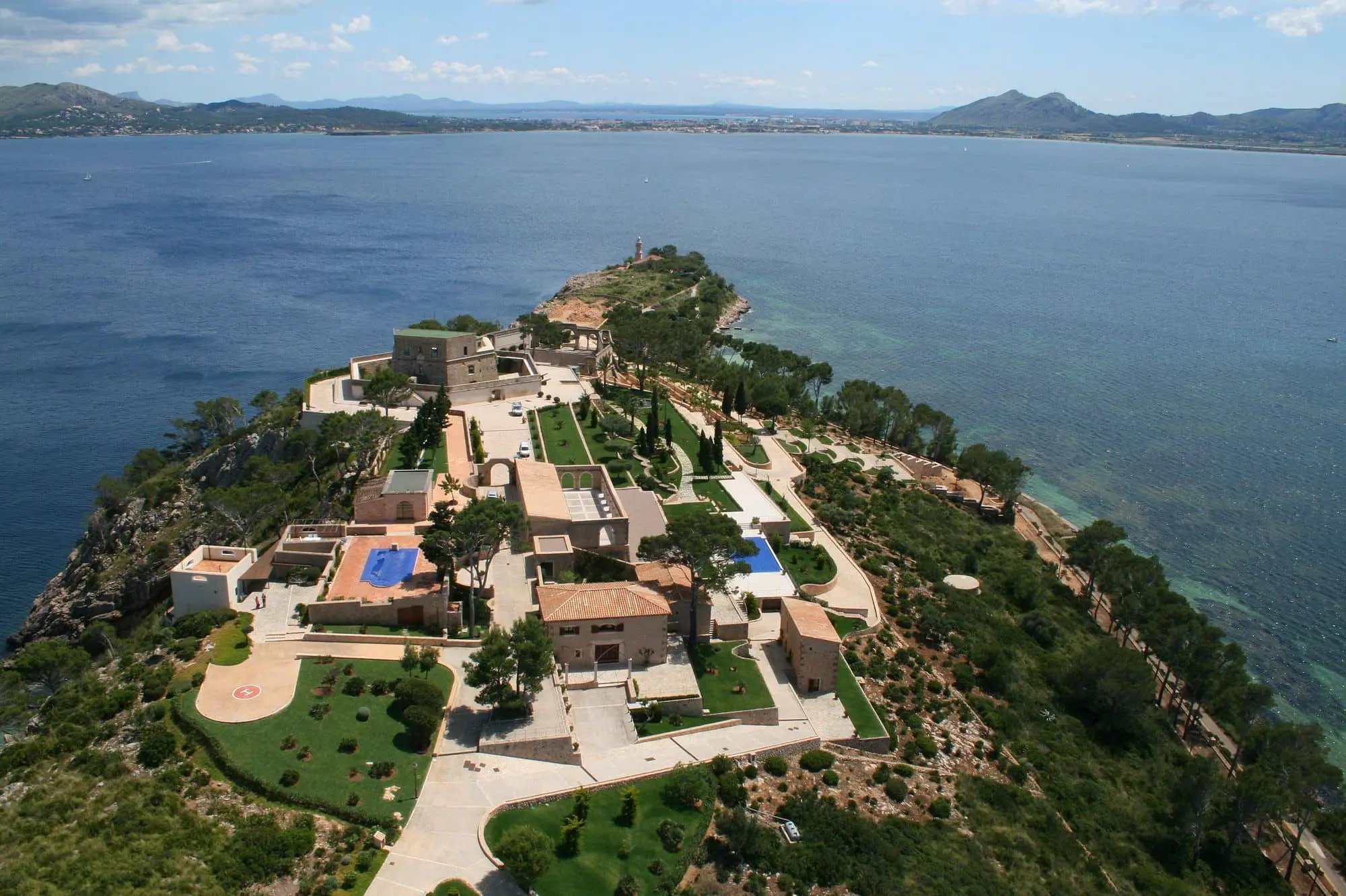 Vista aérea de Finca La Fortaleza en Mallorca con el peñón y el mar circundante: Belleza enclavada en la costa