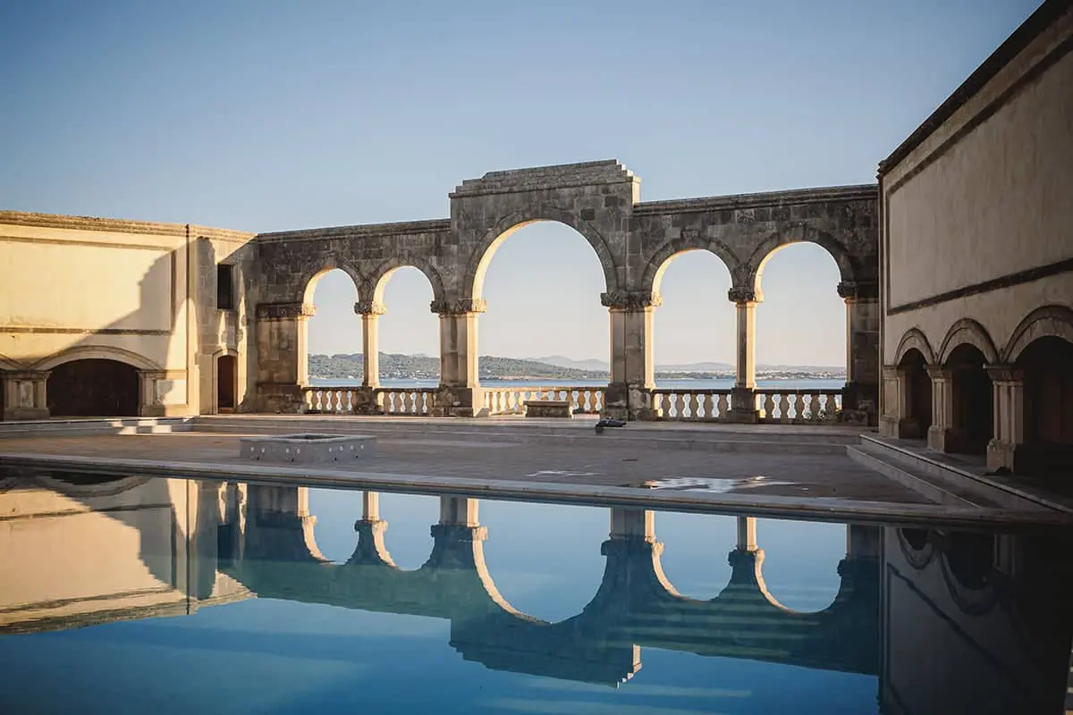 Piscina de Finca La Fortaleza rodeada de arcos: Un oasis de encanto y elegancia