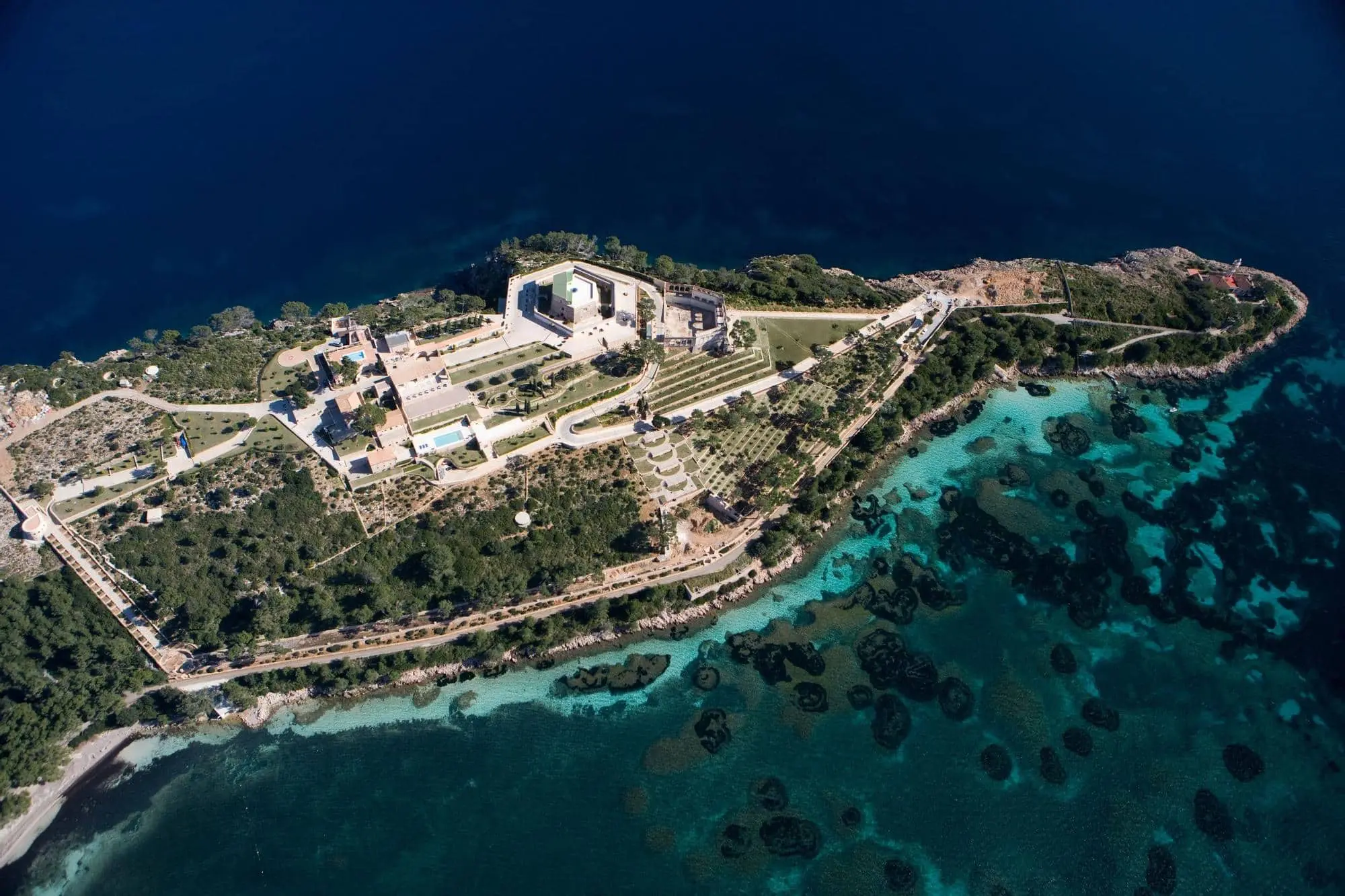 Vista aérea de la fortaleza en Mallorca: Impresionante patrimonio histórico desde las alturas. Esta es una de las mejores fincas para bodas en Mallorca.