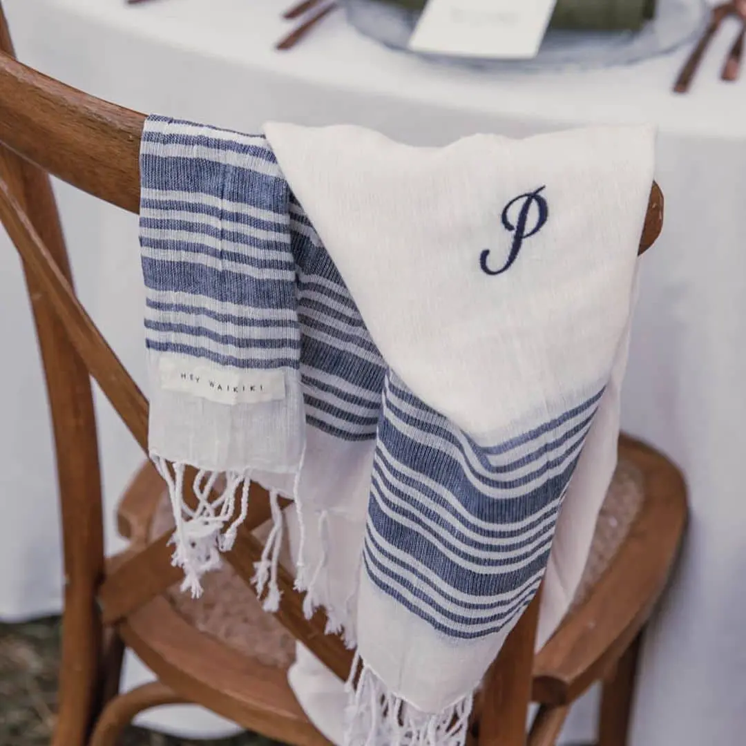 Regalos para invitados: Fulares con iniciales bordadas de cada invitado.