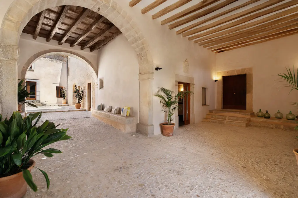 Clastra interior de Finca Morneta decorada con macetas: Encanto vegetal en el corazón de la finca