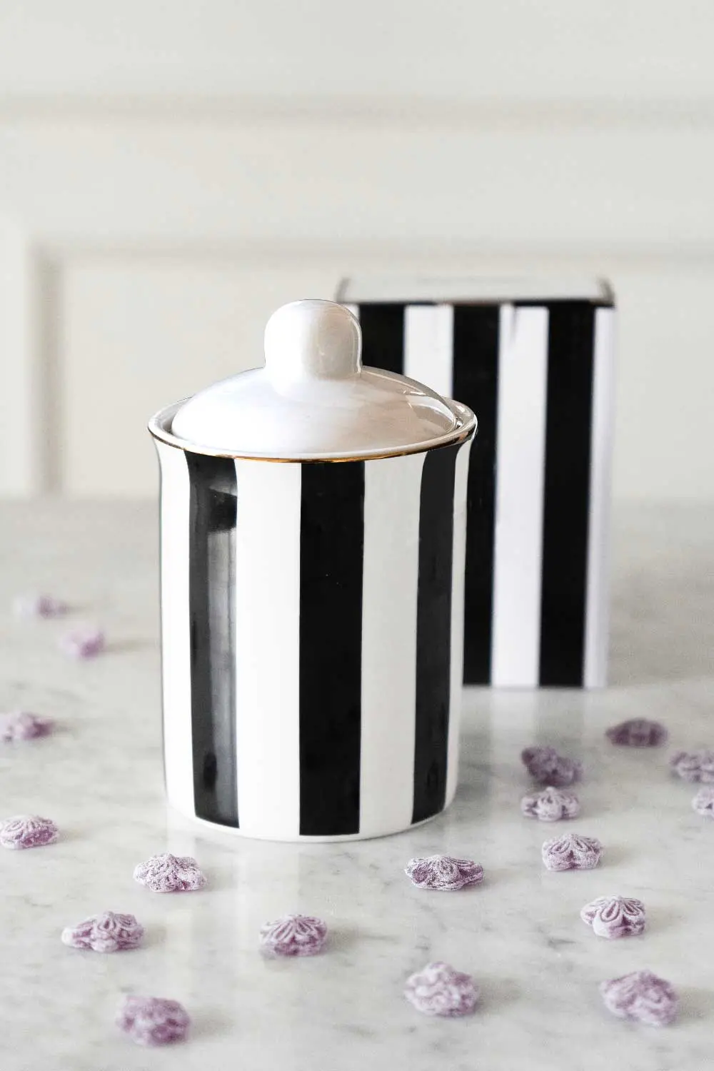 Regalos para invitados: Tarro de dulces de franjas negras de la novia de Cristina Oria.