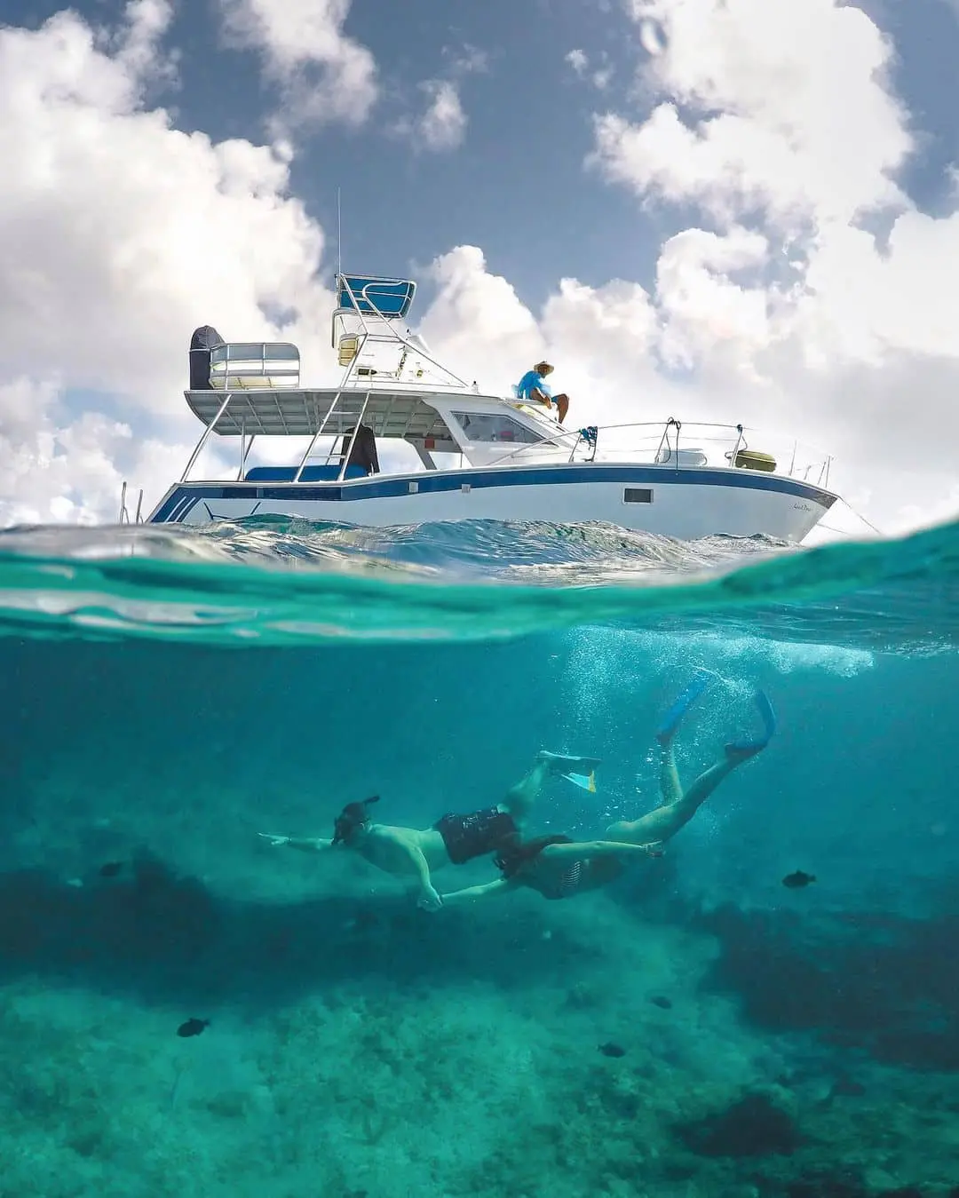Pareja buceando en el mar cristalino de Turcas y Caicos durante su luna de miel