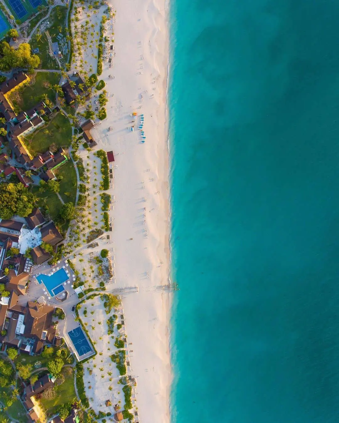 Vista aérea de una playa en Turcas y Caicos, destino de luna de miel