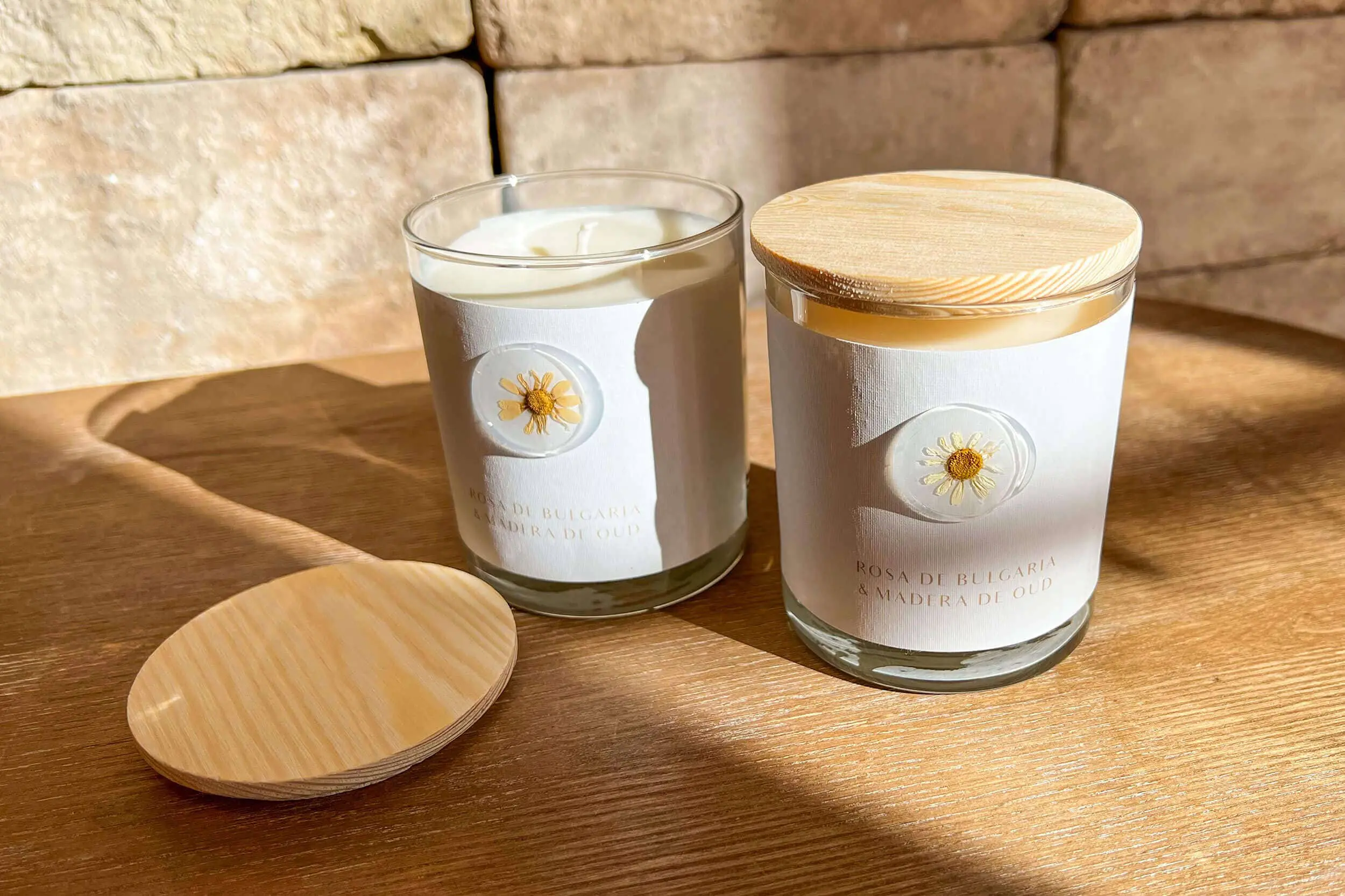 Regalos para invitados: Vela aromática blanca con tapa de madera y lacre con motivo de margarita.