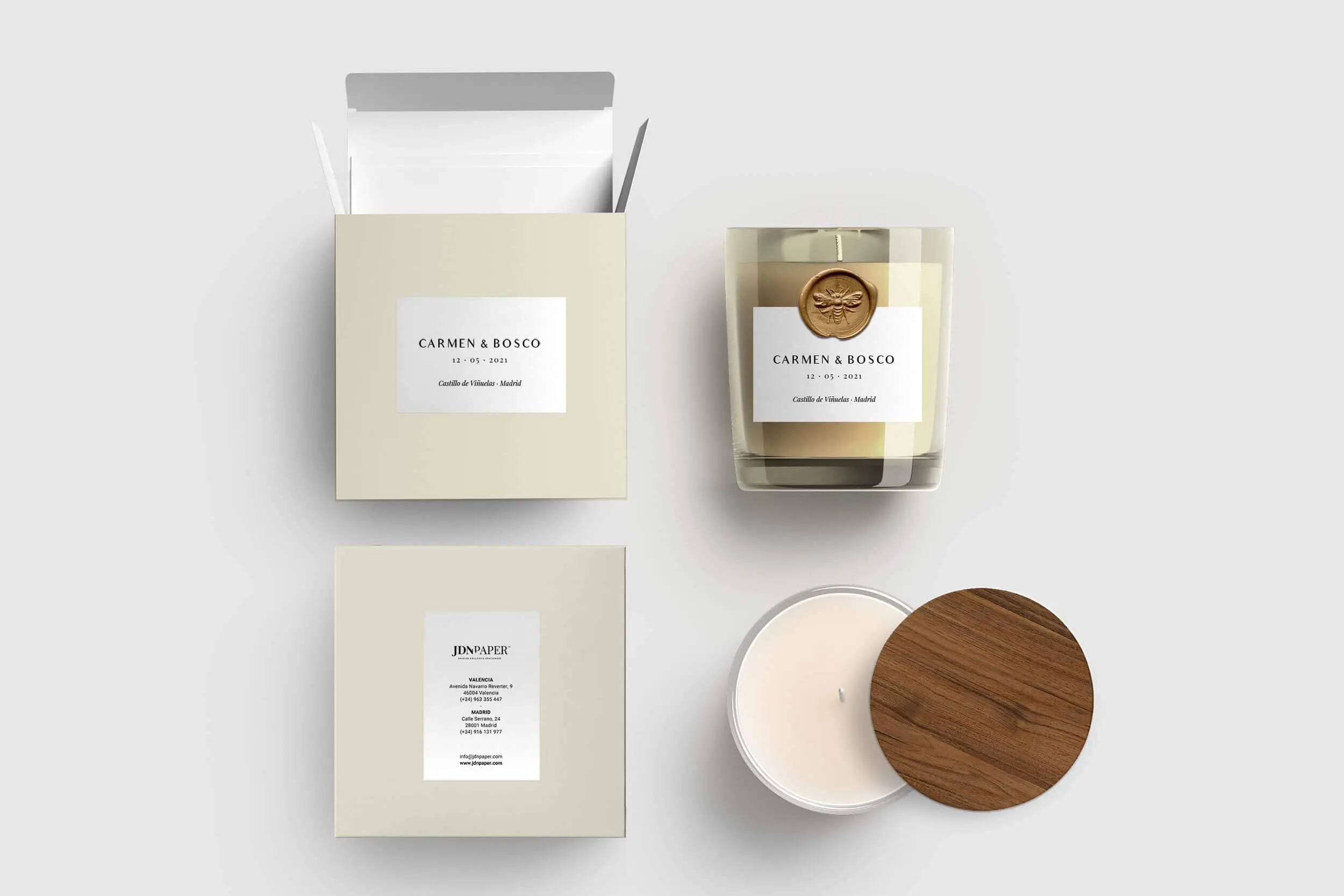 Regalos para invitados: Vela aromática personalizada con etiqueta y lacre dorado de una abeja de JDNPaper."