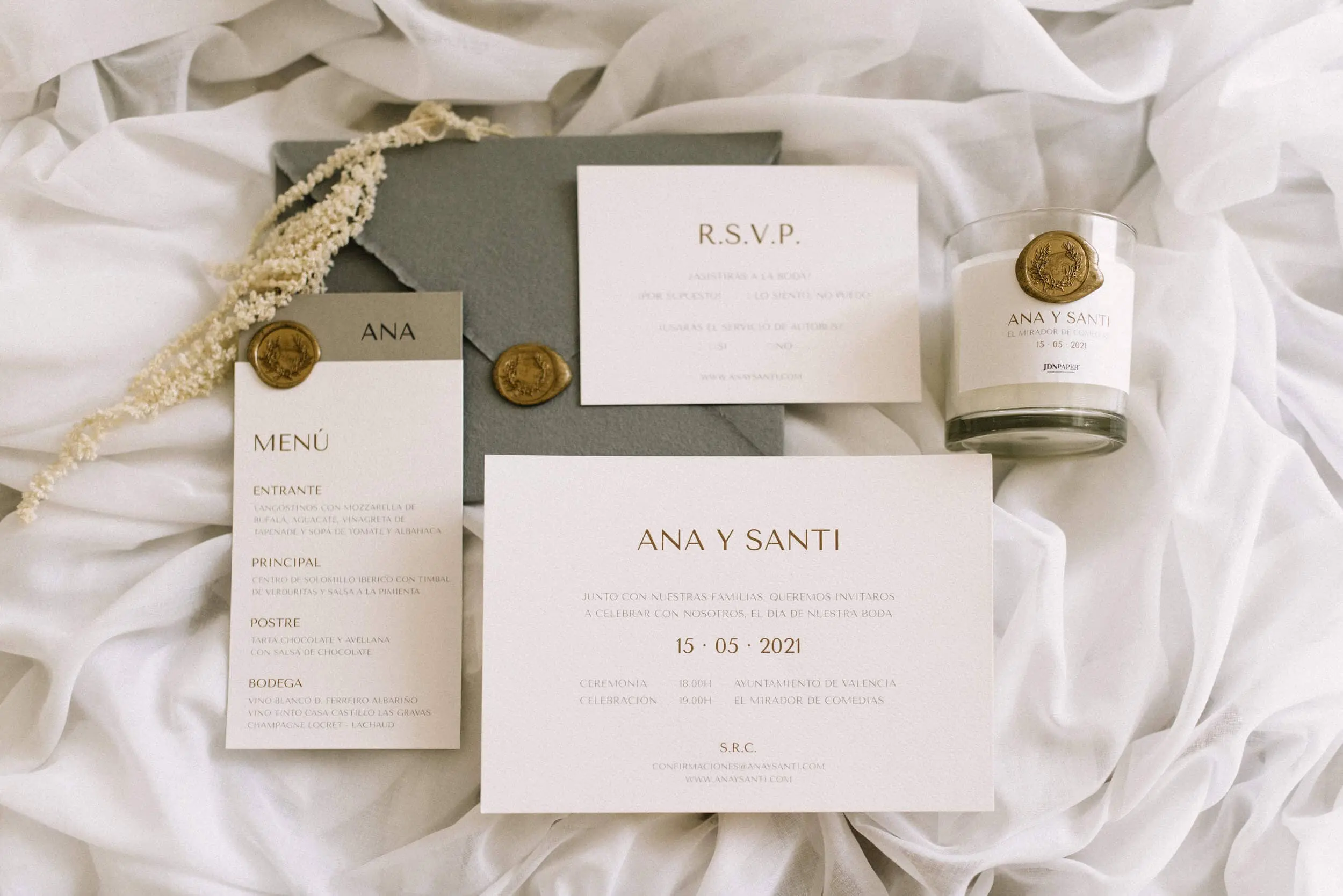 Regalos para invitados: Vela aromática junto a papelería de boda a juego de JDNPaper.