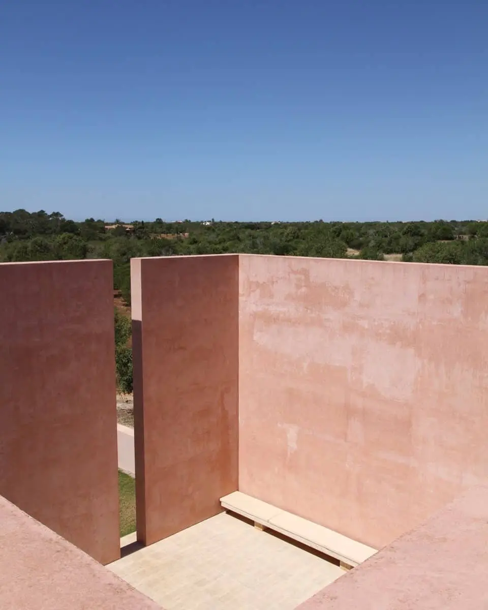 Refinada Finca Neuendorf House en Mallorca, con colores evocadores de la cerámica. Esta es una de las mejores fincas para bodas en Mallorca.