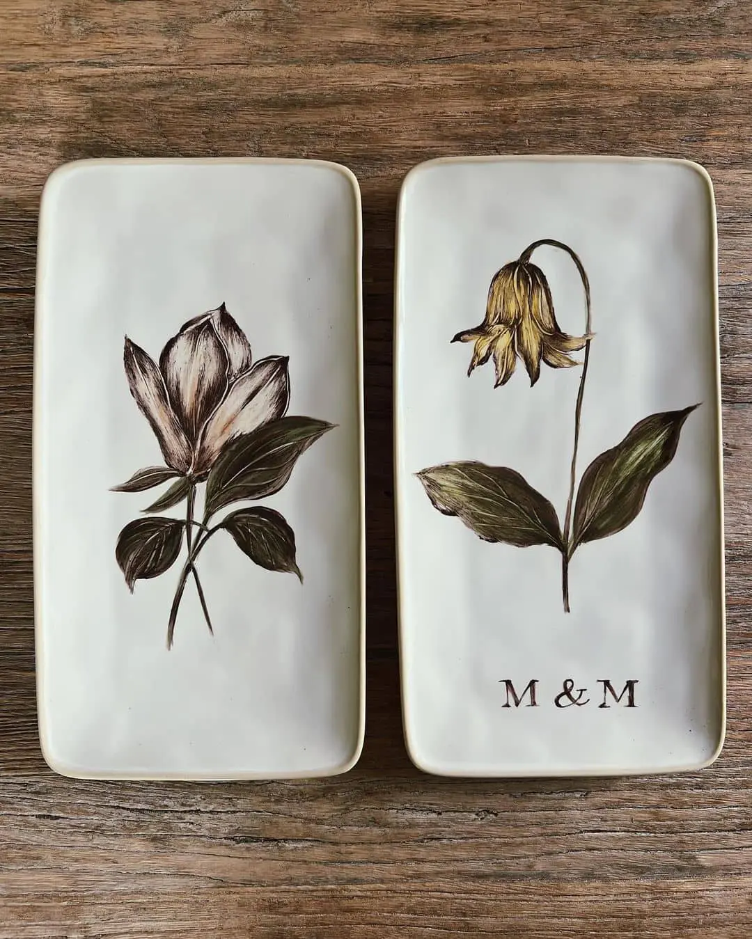 Regalos para invitados: Platos de pan con delicados motivos florales y las iniciales de los novios.