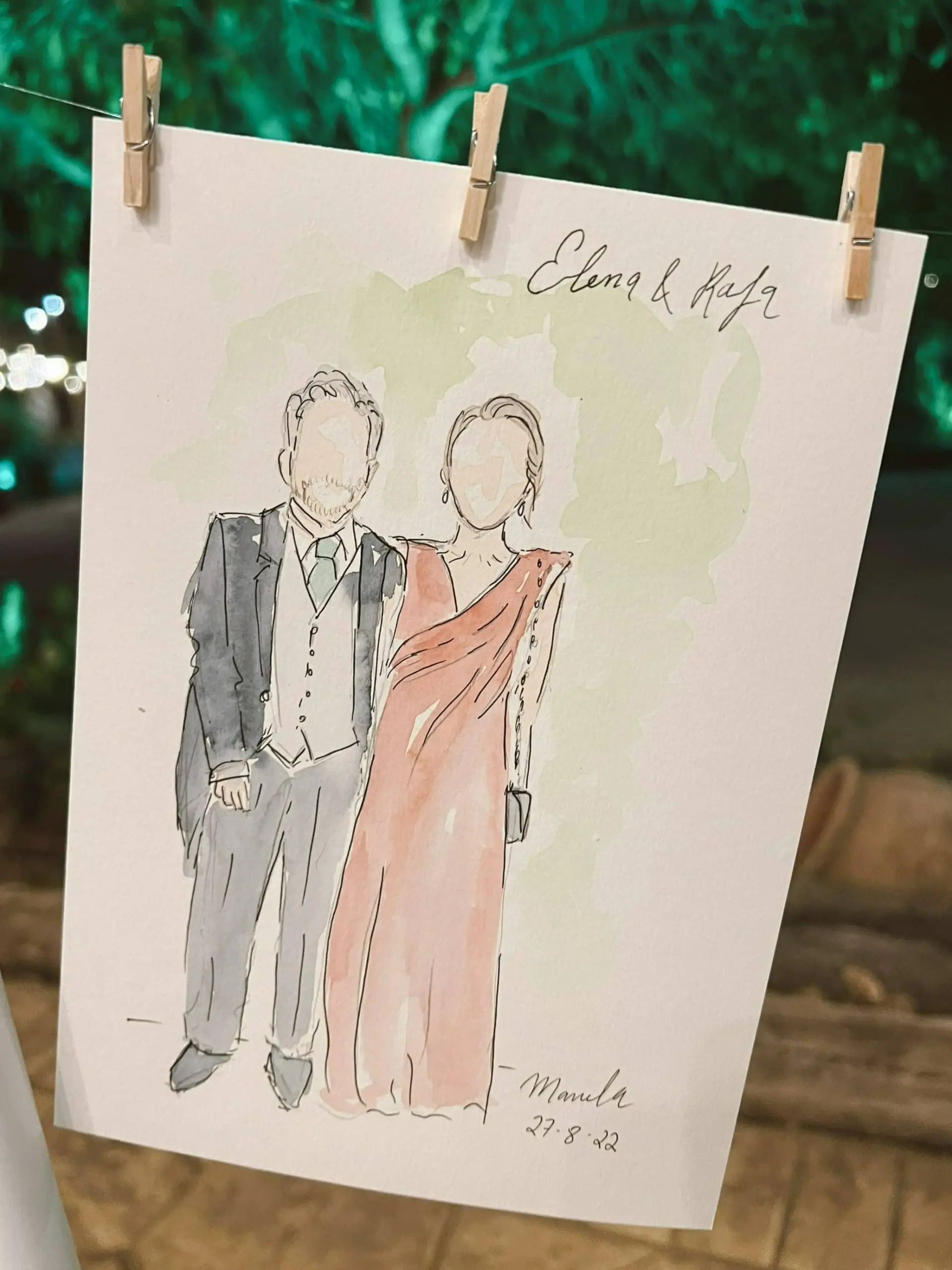 Dibujo en acuarela de Manila Eventos secándose en un tenderete con pinzas.