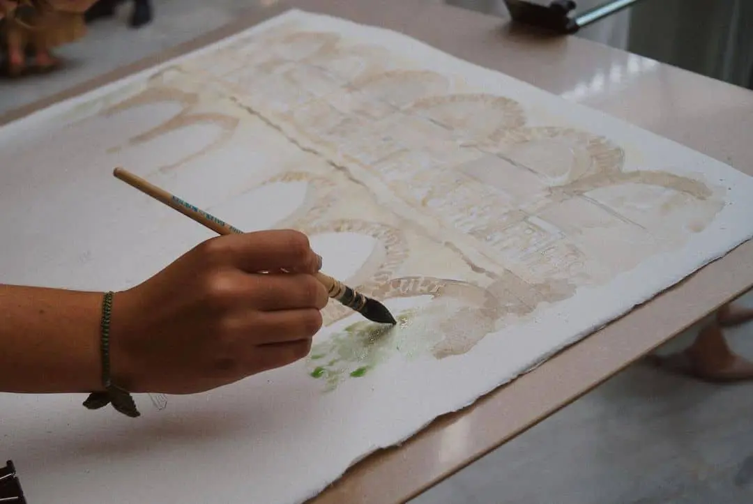 Regalos para invitados: Chica de Manila Eventos realizando una acuarela en directo.