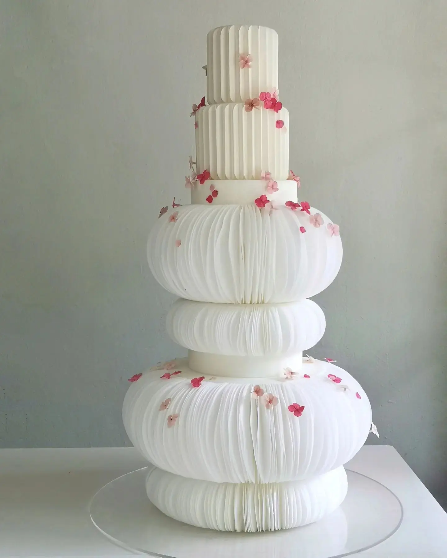 Tarta de Boda de Crummb Cakes: Exquisita Creación Pastelera