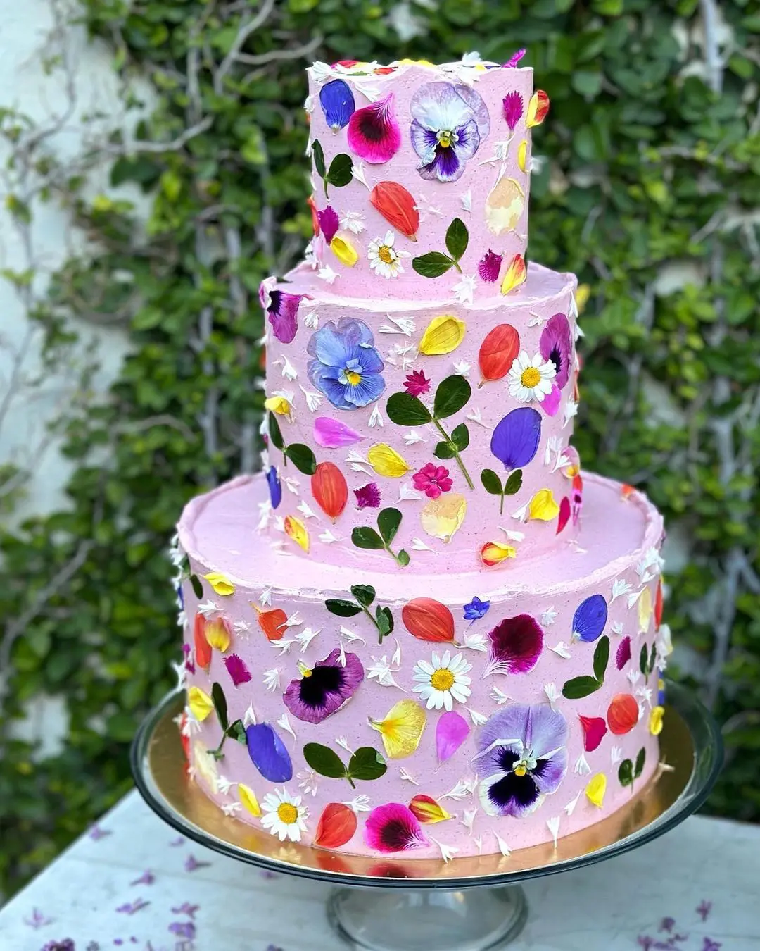 Tarta de Boda de Eat Your Flowers de Loria Stern con Motivos Florales en Rosa