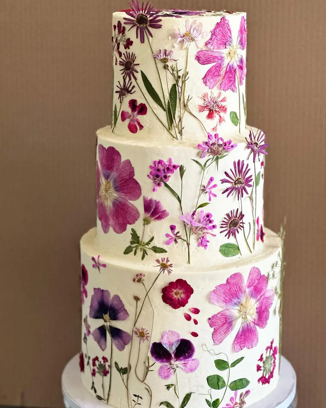 Tarta de Boda Eat Your Flowers: Delicadas Flores Rosas sobre Fondo Blanco