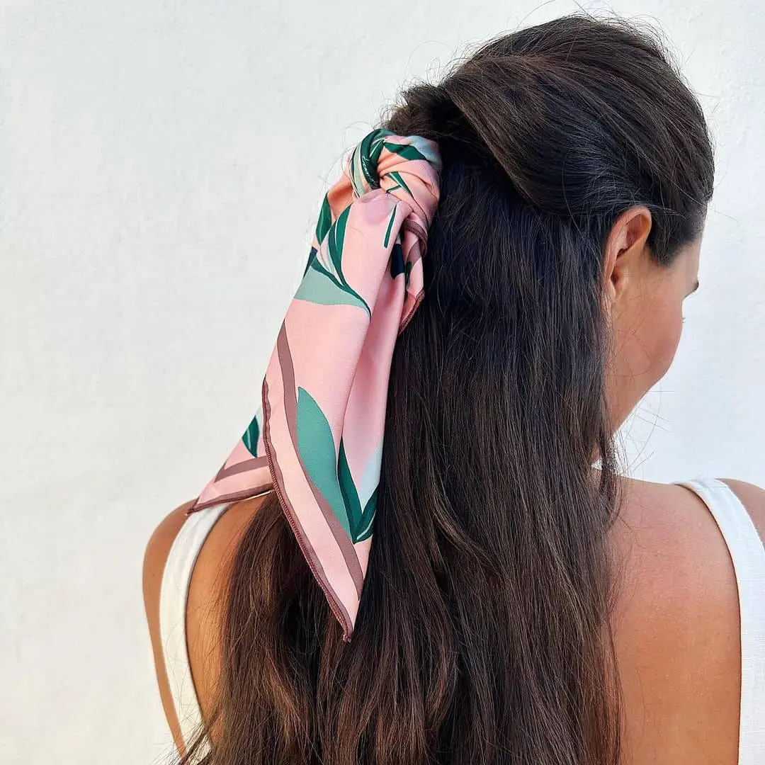 Regalos para invitados: Pañuelo de estampado de Tramo atado en una coleta de una chica.