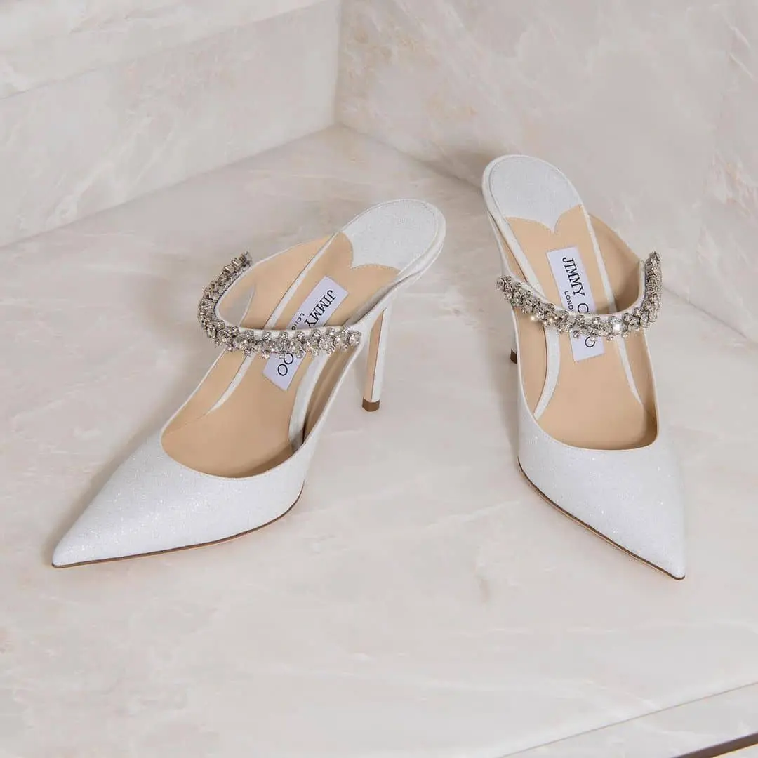 Calzado nupcial Bing 100 de Jimmy Choo con detalles de cristal y charol crudo