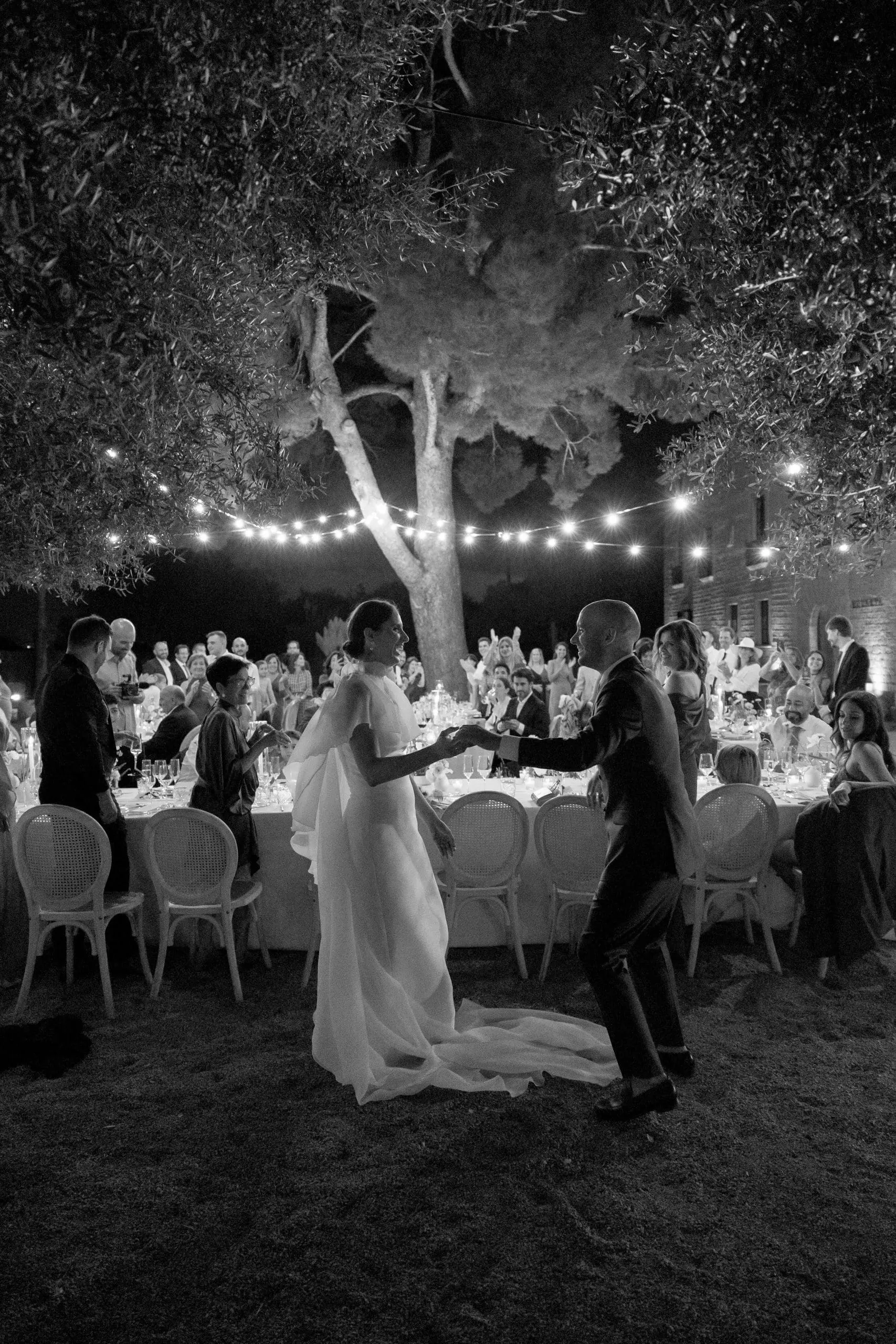 Pareja de novios en el banquete de su boda en Finca Morneta. Una boda organizada por Bouclé Weddings.