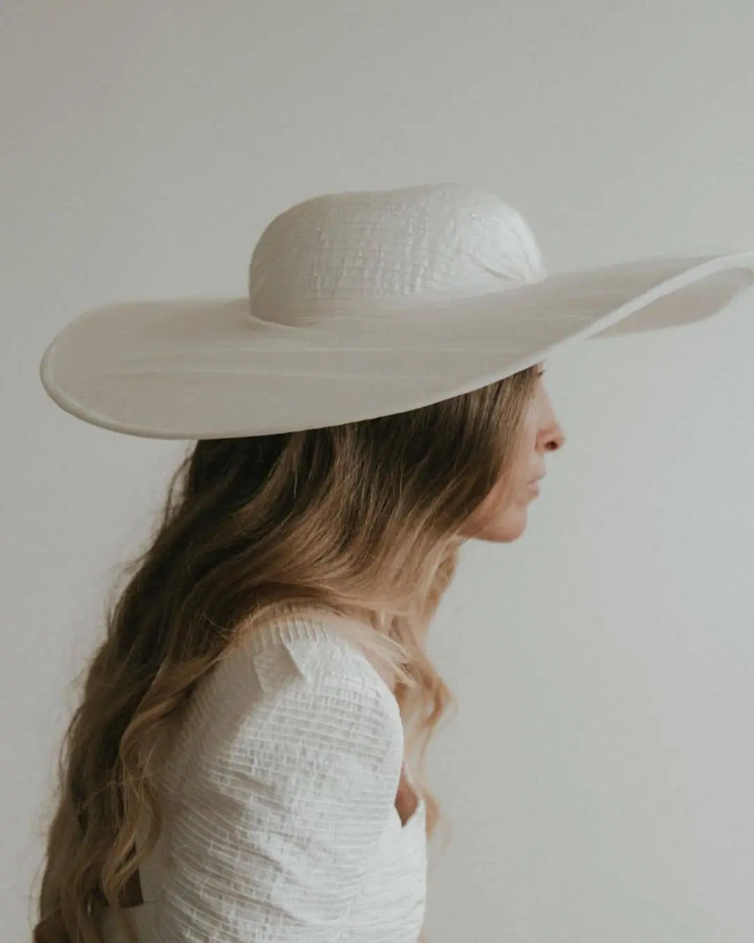 Sombrero para novia de Betto García, colaborador de Palomo Spain y Juan Vida