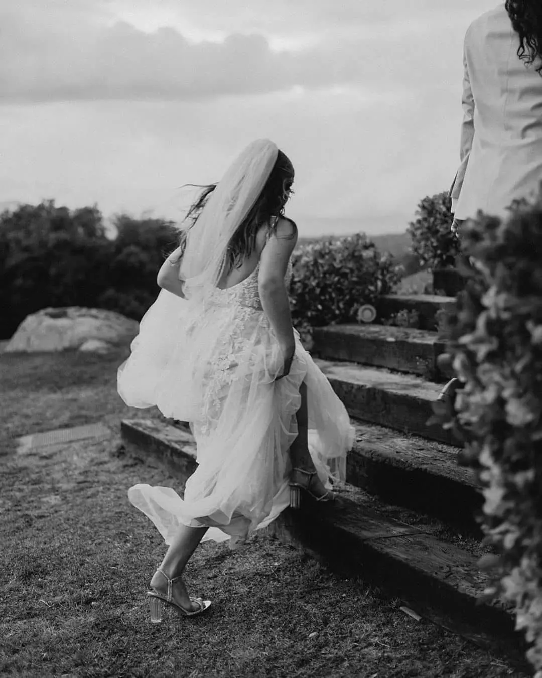 Novia corriendo y subiendo la escalera en Finca El Gasco, superando nervios antes de la boda