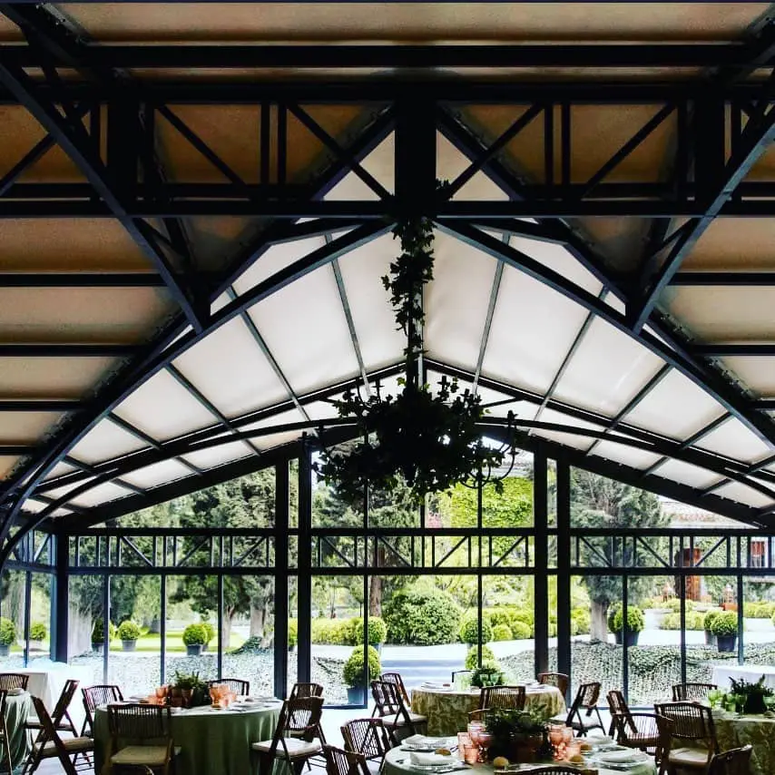 Salón interior de la Finca La Gaivota, un espacio de lujo que la posiciona entre los mejores lugares para bodas en Madrid.