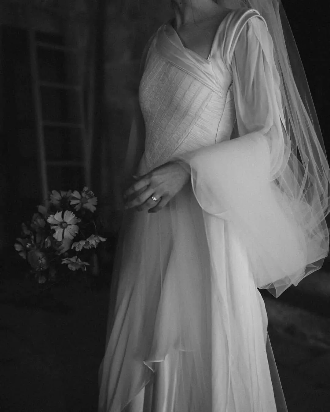 Detalle de vestido de novia de Castellar Granados enfocando la artesanía meticulosa