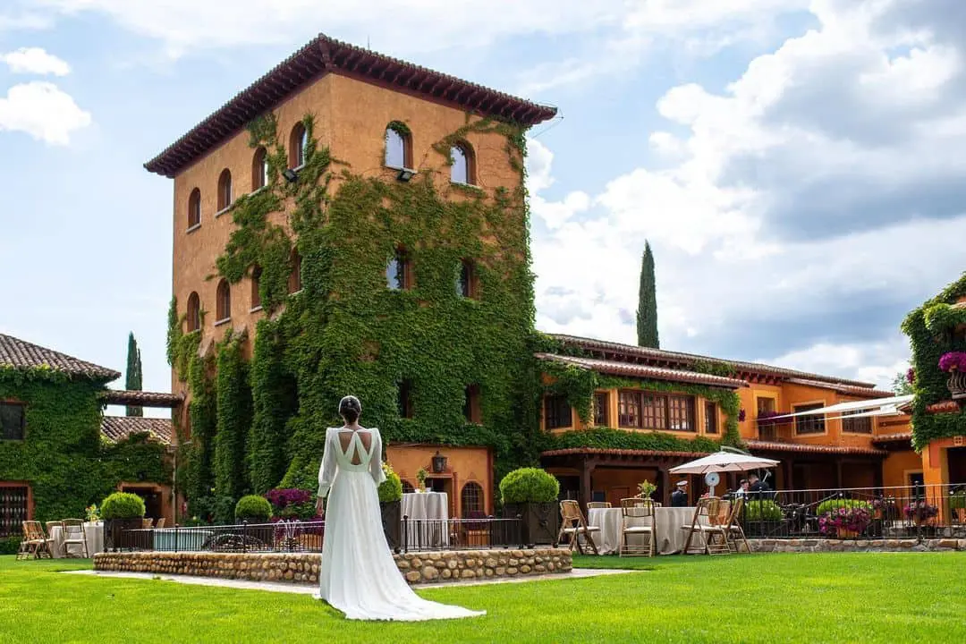 Novia admirando la fachada de la Antigua Fábrica de Harinas, una de las opciones top para bodas en Madrid