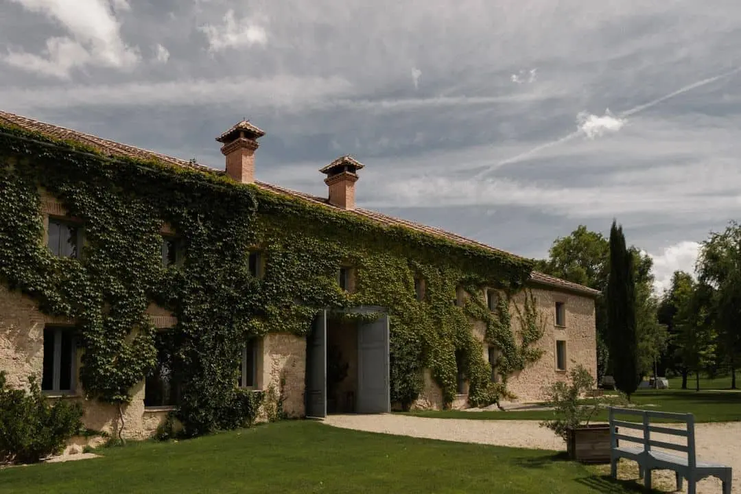 Fachada exterior de la elegante Finca Las Margas, reconocida como una de las fincas más exclusivas para bodas en Madrid.