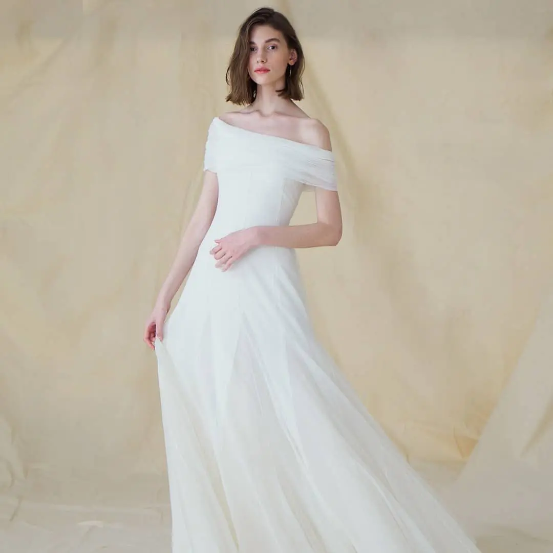 Detalle del tejido natural de un vestido Cortana Brides