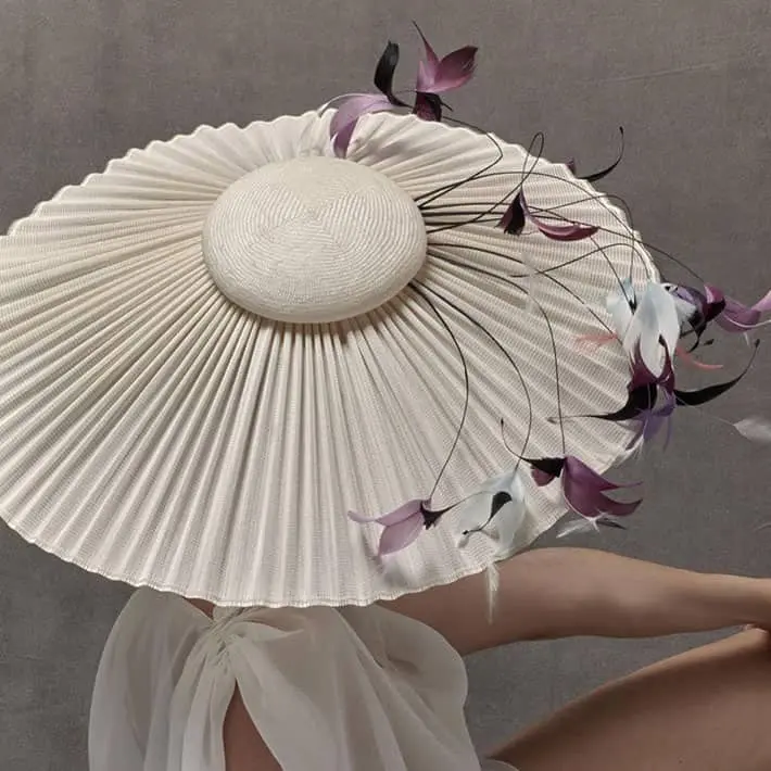 Elegante sombrero de novia de la marca Conchitta