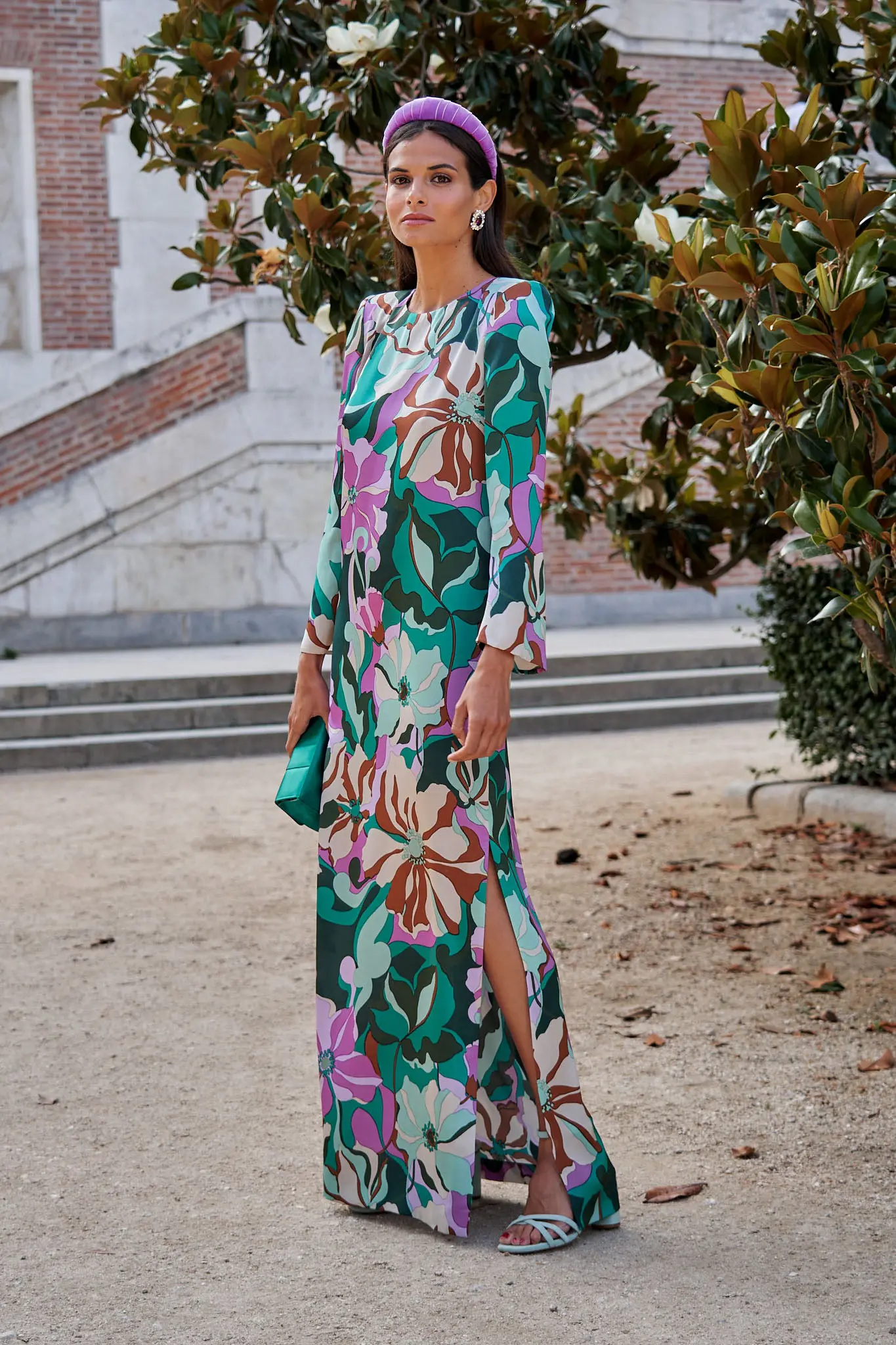 Túnica de invitada para bodas de otoño: Posidonia Maxi de Bgo & Me con aberturas laterales en la falda.