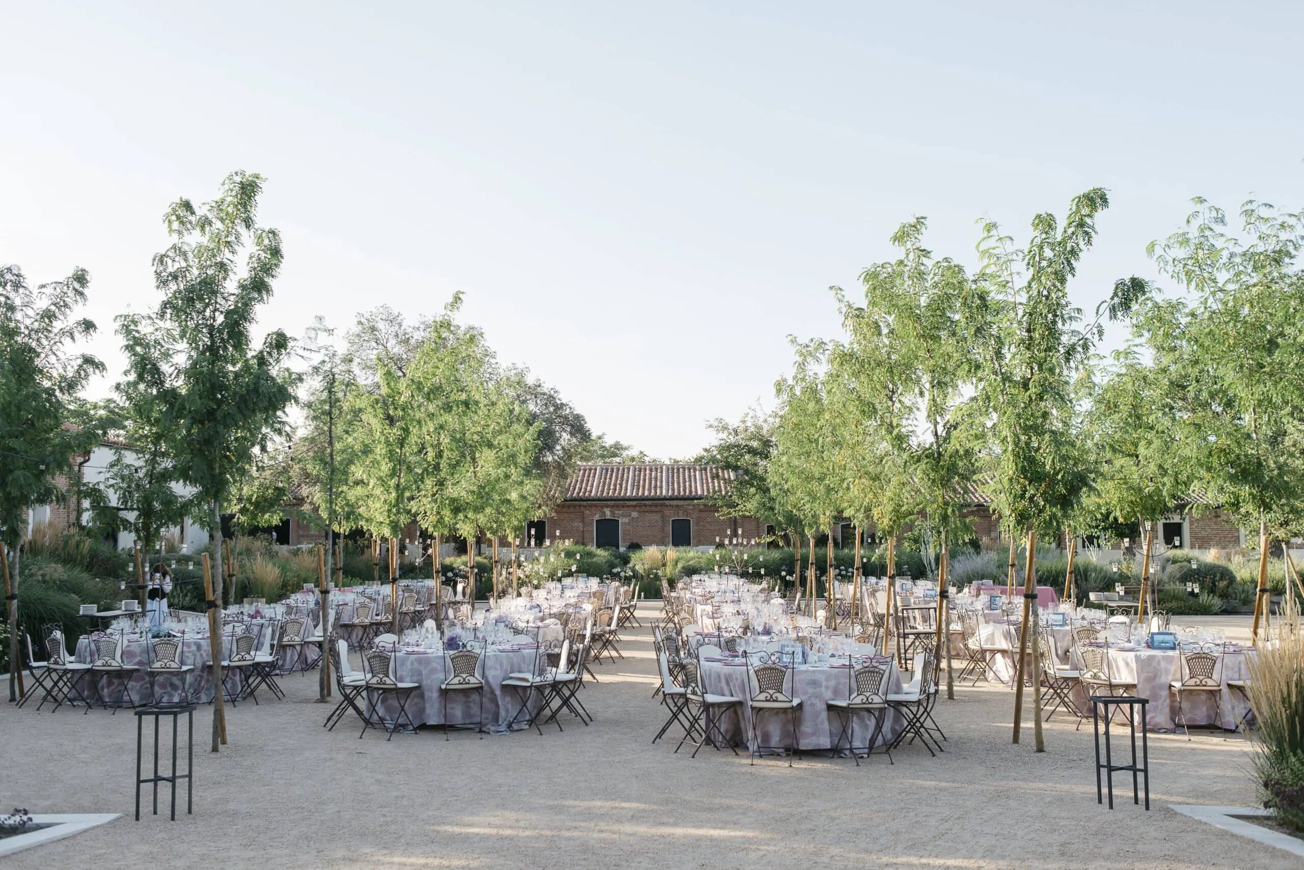 Elegantes mesas dispuestas para el banquete de boda en el exterior de Finca Las Tenadas, una de las mejores fincas para bodas en Madrid