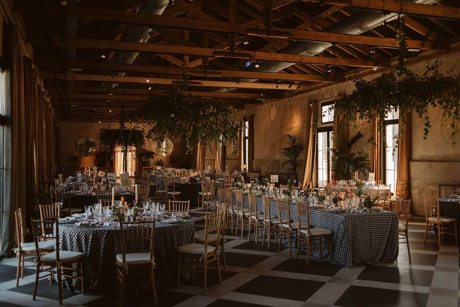 Interior de Finca Las Tenadas con mesas elegantemente dispuestas para un banquete de boda, un espacio exclusivo entre los mejores lugares para bodas en Madrid.