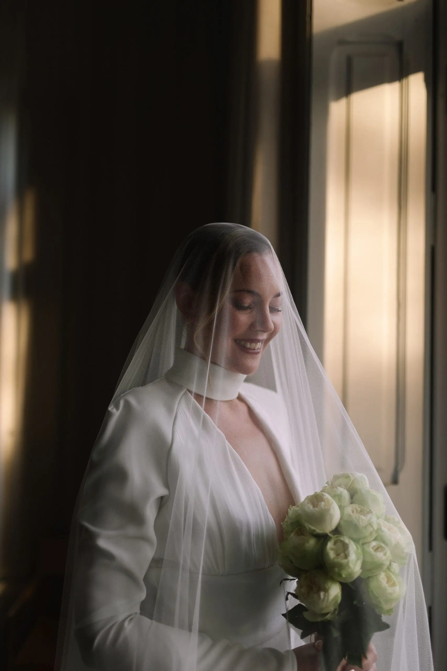 Novia con velo sosteniendo su ramo - Nombres de los aniversarios de boda